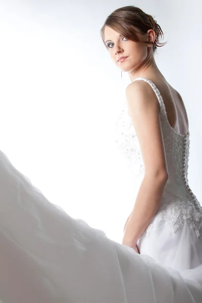 穿着华丽婚纱的漂亮新娘 — 图库照片