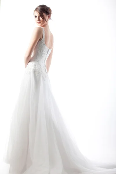 Schöne Braut in einem luxuriösen Hochzeitskleid — Stockfoto