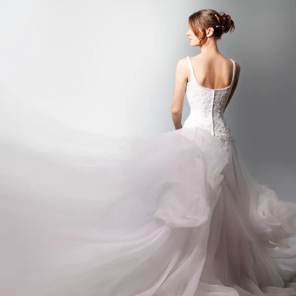 Красивая невеста в роскошном свадебном платье Стоковое Изображение