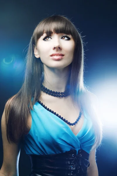 Красивая девушка в синем платье — стоковое фото