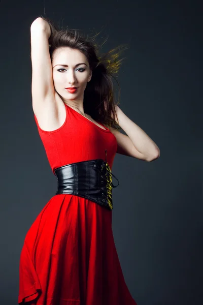 穿红裙子的年轻性感的女人 — 图库照片