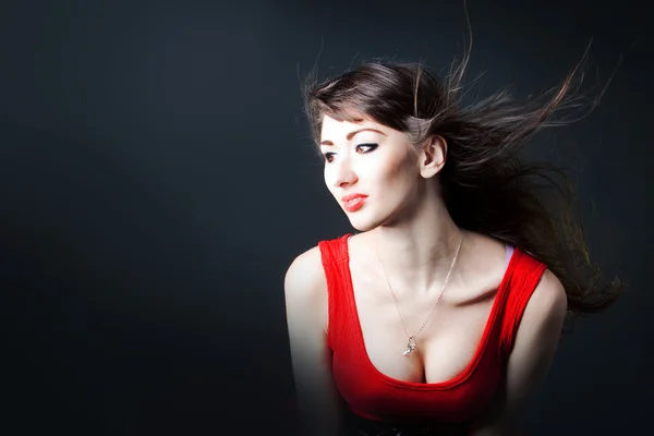 Joven sexy mujer en un vestido rojo —  Fotos de Stock