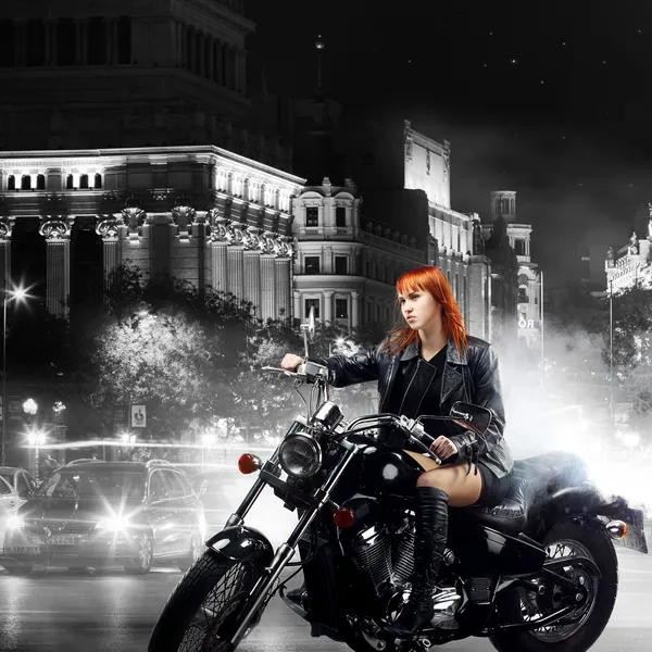 Roodharige meisje op een motorfiets — Stockfoto