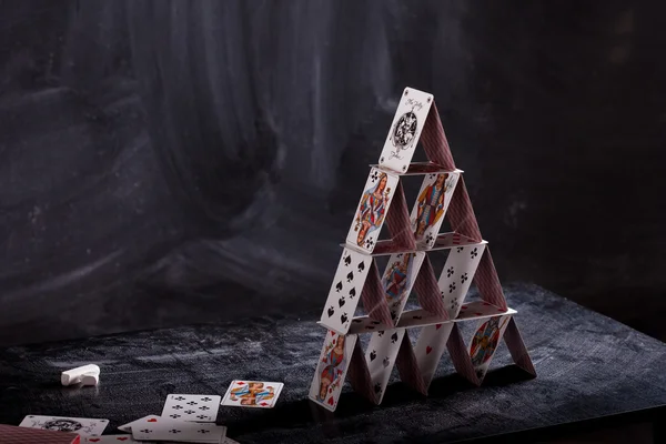 Huis van speelkaarten — Stockfoto