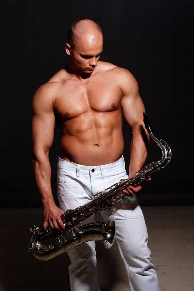 Чоловік грає саксофон — стокове фото