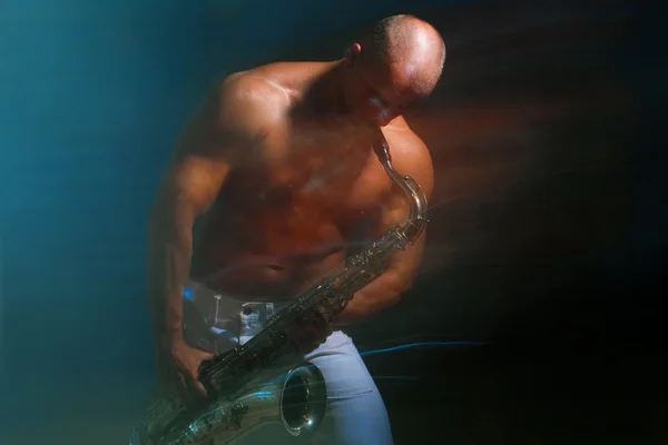 Hombre tocando el saxo —  Fotos de Stock