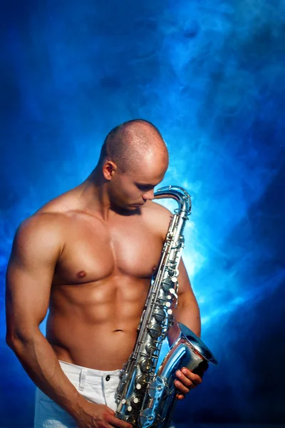 Člověk hraje sax — Stock fotografie