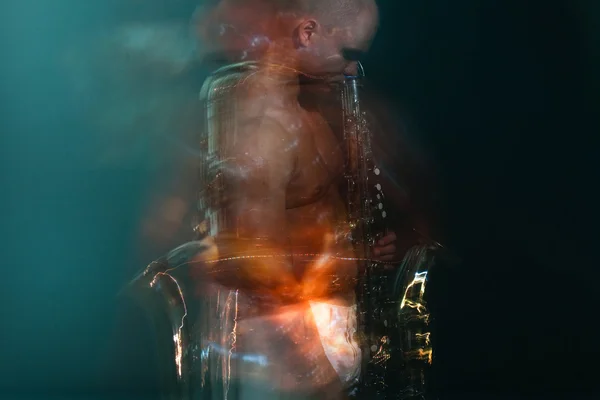 Человек играет на саксофоне — стоковое фото