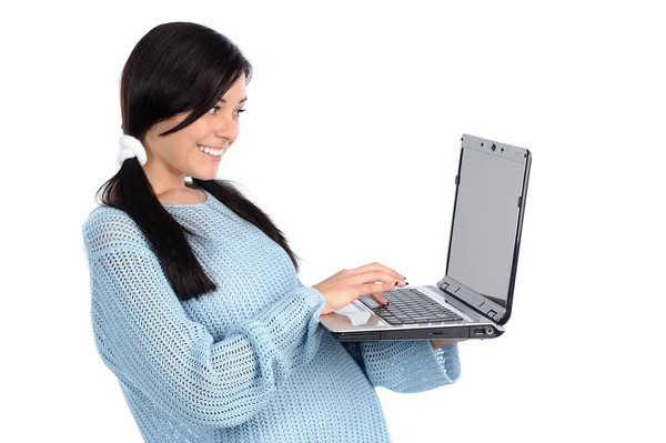 Morena trabalhando no laptop — Fotografia de Stock