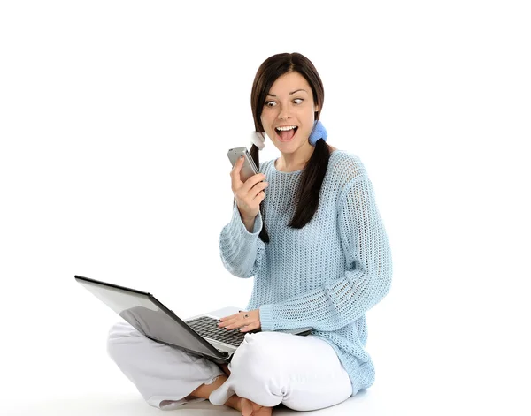 Menina chocada com celular e laptop — Fotografia de Stock