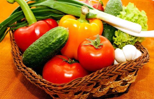 Wattled korg med grönsaker — Stockfoto