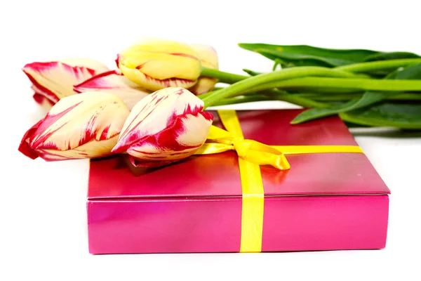 Gift and a bouquet of yellow tulips — Stock Photo, Image