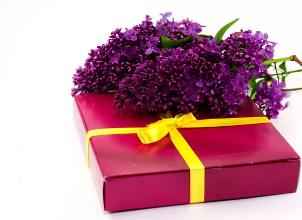 Gift and a sprig of lilac — Stockfoto