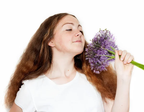 Vacker flicka med en blomma i händerna på — Stockfoto