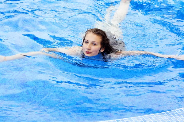 Pige svømning i en pool - Stock-foto