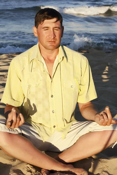 Summer yoga on the beach — Stock Photo, Image