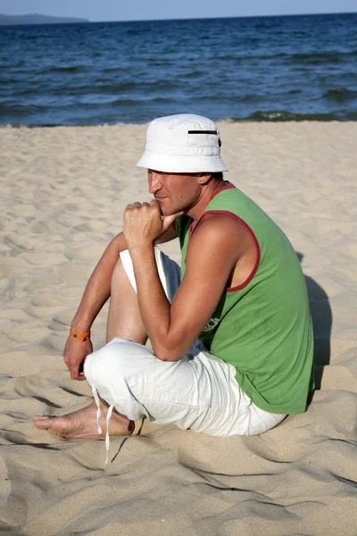 Człowiek w myśli na białym tle na plaży — Zdjęcie stockowe