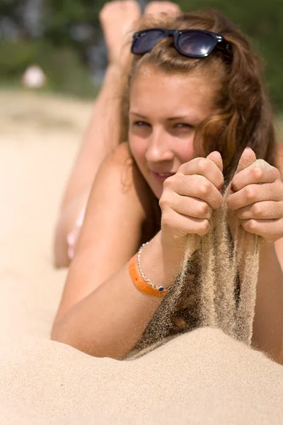 Het meisje op het strand — Stockfoto