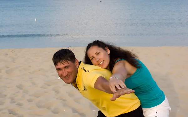 Milující pár se baví na pláži — Stock fotografie