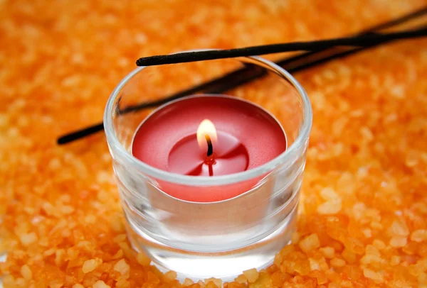 Свічка на фоні апельсинової солі — стокове фото