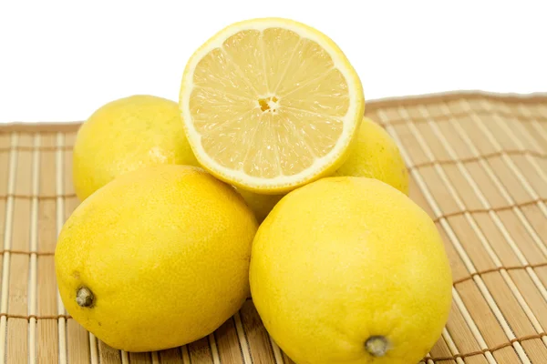 Limão isolado no fundo branco. — Fotografia de Stock