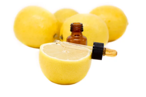 Ätherisches Zitronenöl — Stockfoto