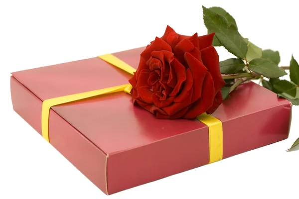 Cadeau en rode rozen — Stockfoto