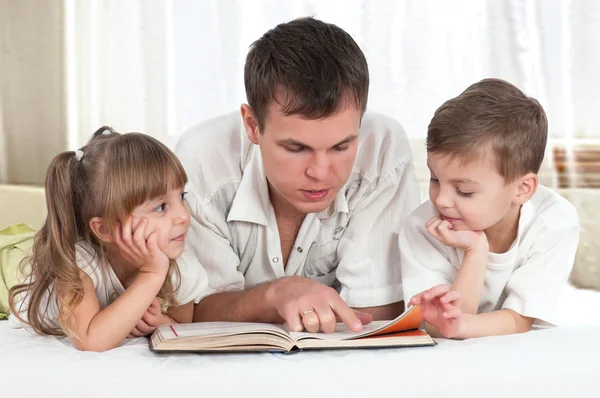 Familj med bok — Stockfoto