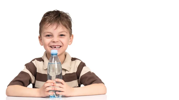 Хлопчик з пляшкою води — стокове фото