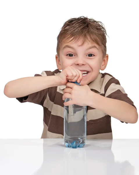 一瓶水的男孩 — 图库照片