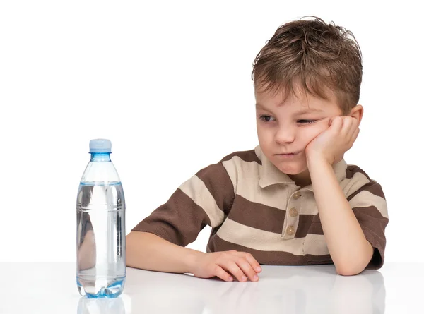 Pojke med en flaska vatten — Stockfoto