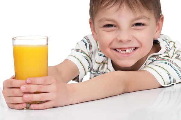 一杯果汁的男孩 — 图库照片