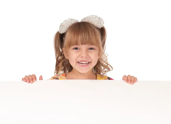 Улыбающаяся маленькая девочка с пустой белой доской — стоковое фото