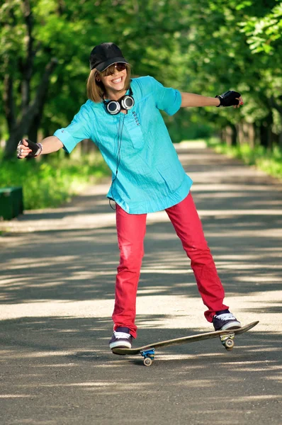 Adolescente com skate — Fotografia de Stock