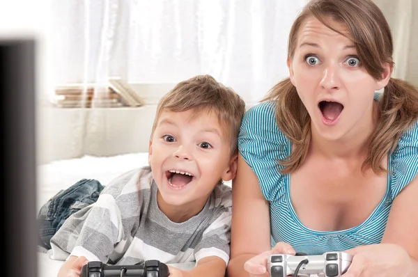 Gelukkig gezin spelen een video game — Stockfoto