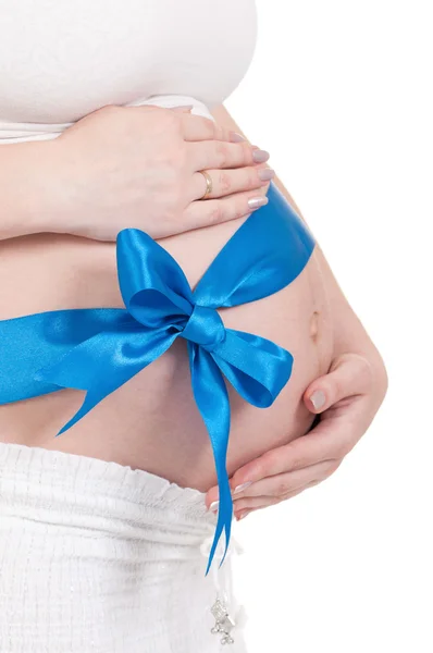 Brzuch w ciąży z niebieską wstążką — Zdjęcie stockowe