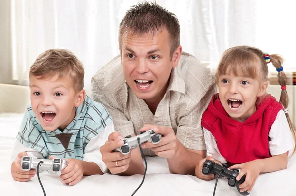 Happy family playing a video game — Stock Photo, Image