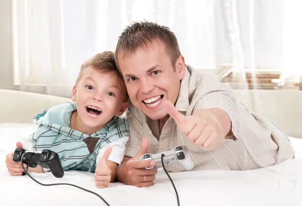 Famiglia felice giocare a un videogioco — Foto Stock