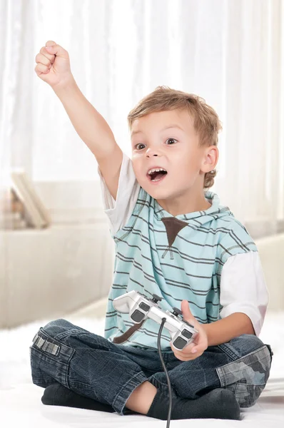 Bir video oyunu oynayan mutlu çocuk — Stok fotoğraf