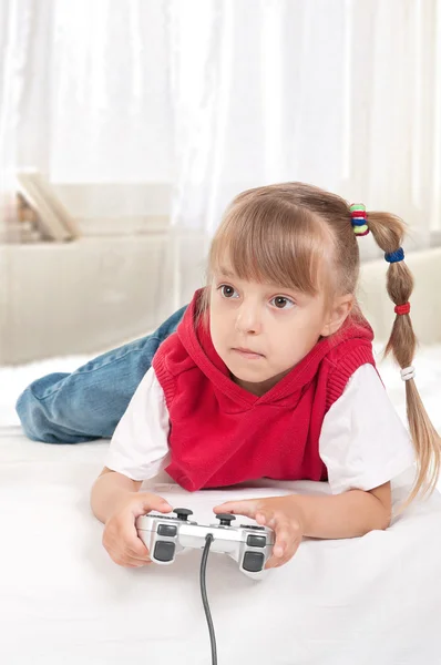 Glückliches Kind spielt ein Videospiel — Stockfoto
