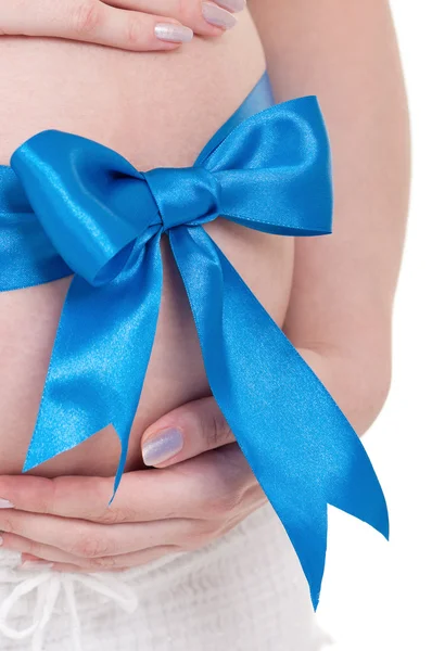 Těhotné břicho s modrou stuhou — Stock fotografie