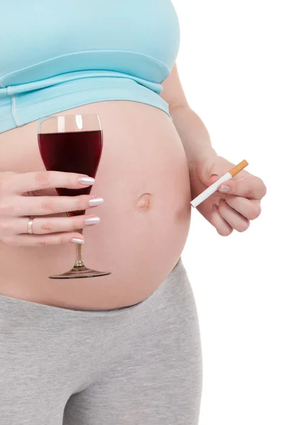 Беременный живот с вином и сигаретами — стоковое фото