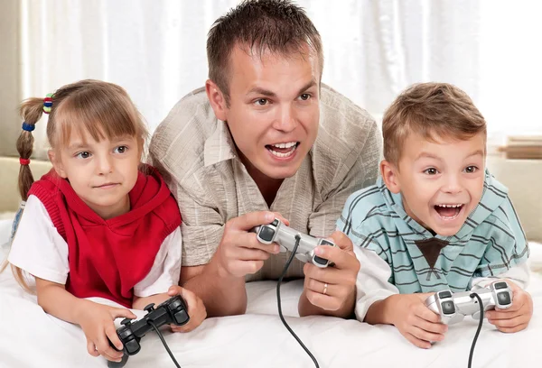 幸せな家族はビデオゲームをプレイ — ストック写真