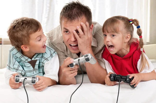 Ευτυχισμένη οικογένεια που παίζει βιντεοπαιχνίδι — Φωτογραφία Αρχείου