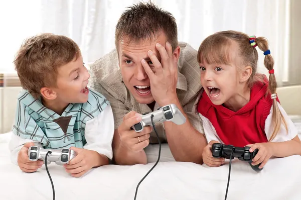 Famiglia felice giocare a un videogioco — Foto Stock