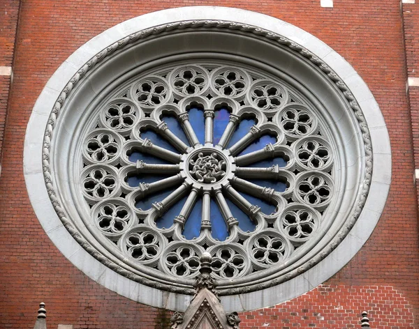 Окно в базилике Святого Антония Падуанского — стоковое фото