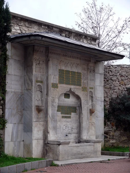 Fontána mešita v Istanbulu. Turecko. leden 2010 — Stock fotografie