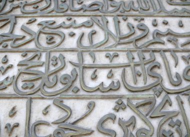 antiguas escrituras árabes en el cementerio. Estambul. Turquía
