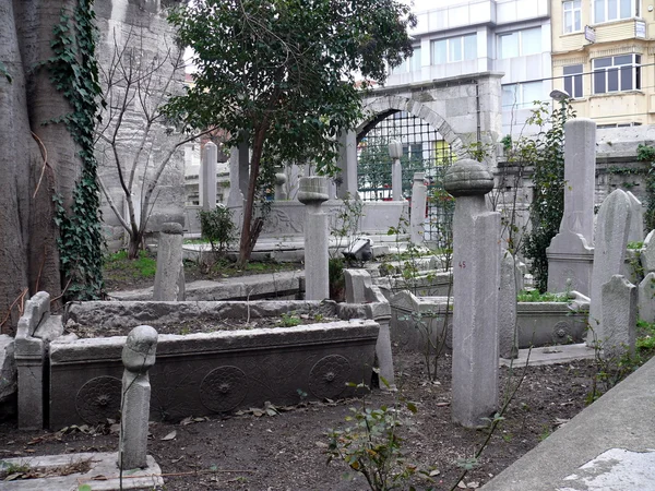 Oude begraafplaats in istanbul stad. Turkije — Stockfoto