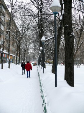 Snowdrifts sonra kar yağışı Moskova sokaklarında